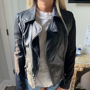 Fake leather jacket with suade sleeves!